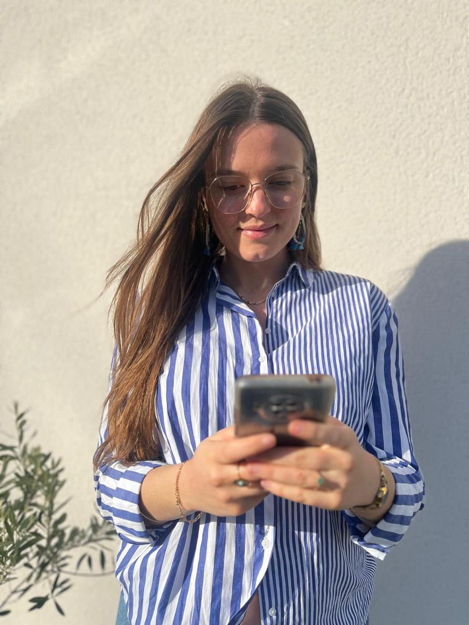 Célia en train de gérer un compte Instagram